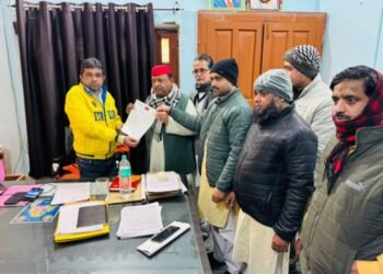 बिजली मंत्री के जिला में ही गरीब बुनकरों का किया जा रहा है उत्पीड़न, सपा ने सौंपा ज्ञापन