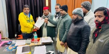 बिजली मंत्री के जिला में ही गरीब बुनकरों का किया जा रहा है उत्पीड़न, सपा ने सौंपा ज्ञापन