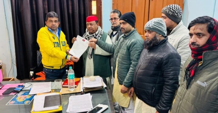 बिजली मंत्री के जिला में ही गरीब बुनकरों का किया जा रहा है उत्पीड़न, सपा ने सौंपा ज्ञापन