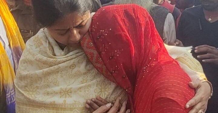 मृतक रामचंद्र मौर्य के परिजनों से मिलने लखीमपुर पहुंची पल्लवी पटेल