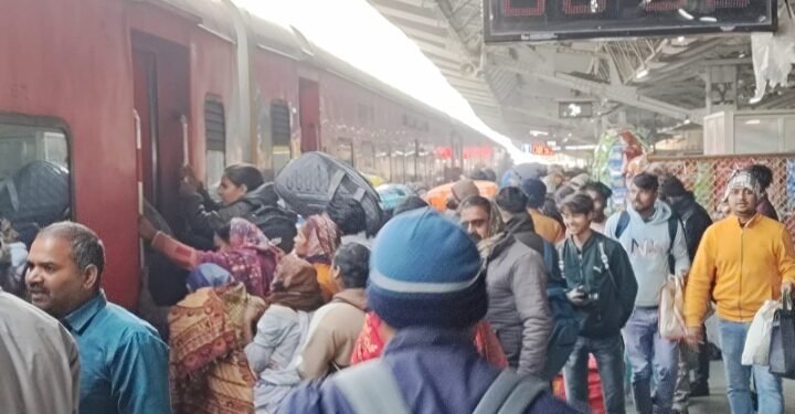 श्रद्धालुओं की उमड़ी भीड़, बेल्थरा रोड