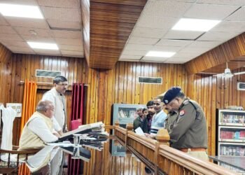 अफसर हैं कि मानते नहीं, ओबीसी कमीशन के चेयरमैन नाराज़