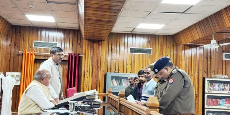 अफसर हैं कि मानते नहीं, ओबीसी कमीशन के चेयरमैन नाराज़