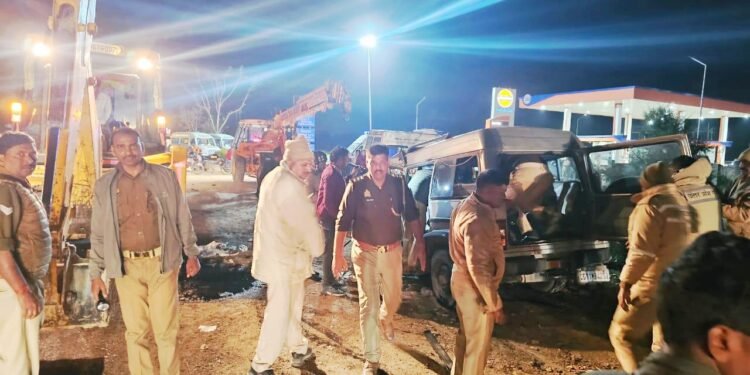 प्रयागराज में बस- कार की टक्कर में 10 श्रद्धालुओं की मौत