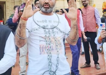 सपा विधायक खुद को बेड़ियों में जकड़कर पहुंचे सदन