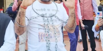 सपा विधायक खुद को बेड़ियों में जकड़कर पहुंचे सदन