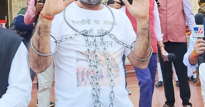 सपा विधायक खुद को बेड़ियों में जकड़कर पहुंचे सदन