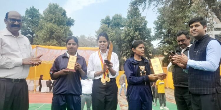 संपन्न हुईं तीन दिवसीय खेलकूद एवं वाद-विवाद प्रतियोगिताएं