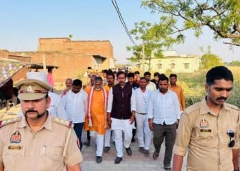 मृतका पूजा चौहान के परिजनों से मिले मंत्री अनिल राजभर