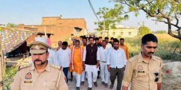 मृतका पूजा चौहान के परिजनों से मिले मंत्री अनिल राजभर