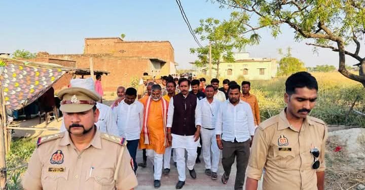 मृतका पूजा चौहान के परिजनों से मिले मंत्री अनिल राजभर