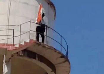 अधिकारियों से परेशान पानी की टंकी पर चढ़ा जेई, मऊ में है तैनात   