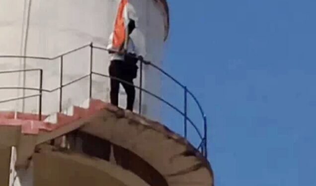 अधिकारियों से परेशान पानी की टंकी पर चढ़ा जेई, मऊ में है तैनात   