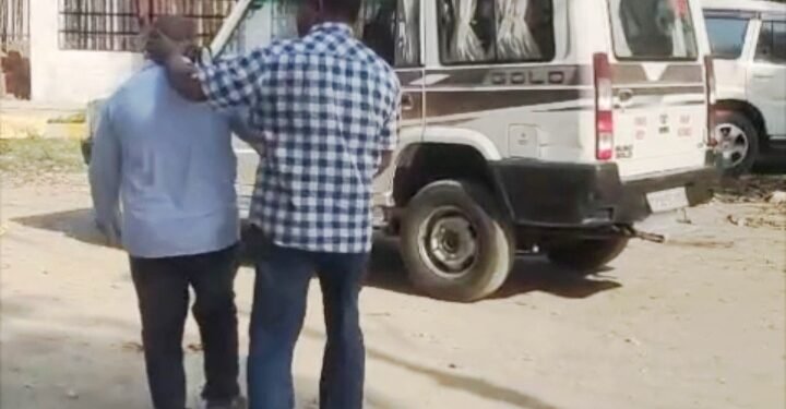 घूस लेते रंगे हाथों बिजली विभाग का क्लर्क गिरफ्तार