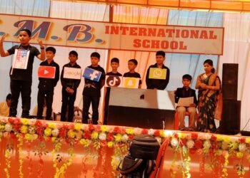 बच्चों ने एकांकी के माध्यम से सोशल मीडिया के दुष्प्रभाव से किया सचेत