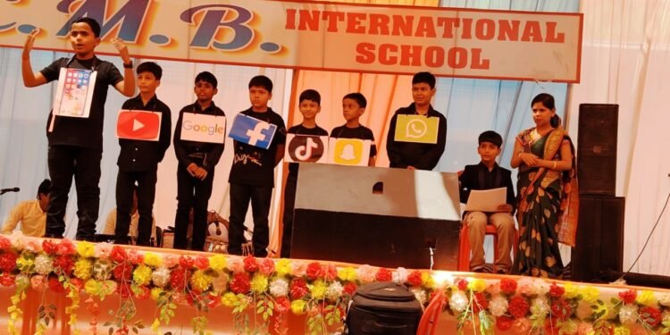 बच्चों ने एकांकी के माध्यम से सोशल मीडिया के दुष्प्रभाव से किया सचेत