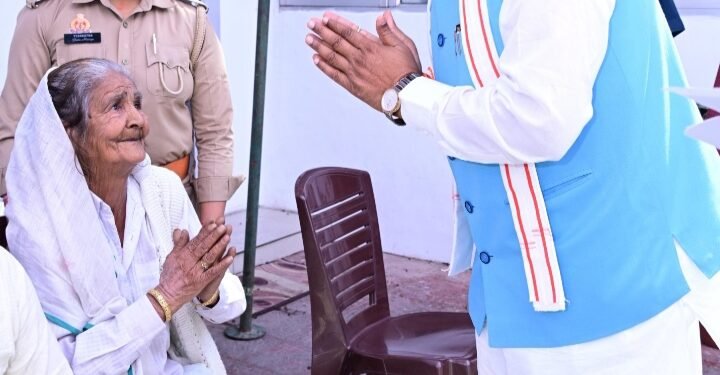 भूमि पर अवैध कब्जा के मामलों को गंभीरता से लें अधिकारी: मौर्य