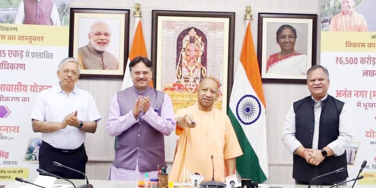 सीएम योगी ने लॉन्च की 6500 करोड़ की आवासीय योजना