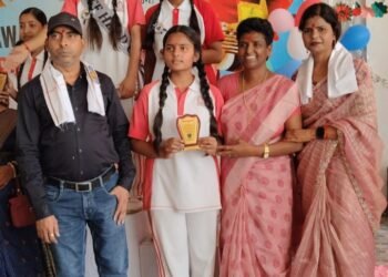 नवजीवन इंग्लिश स्कूल में पुरस्कार वितरण समारोह का भव्य आयोजन