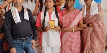 नवजीवन इंग्लिश स्कूल में पुरस्कार वितरण समारोह का भव्य आयोजन