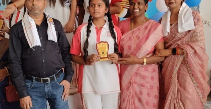 नवजीवन इंग्लिश स्कूल में पुरस्कार वितरण समारोह का भव्य आयोजन