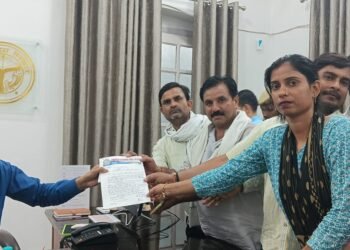 थाने में पत्रकार को पहले कोल्ड ड्रिंक पिलाई फिर की पिटाई