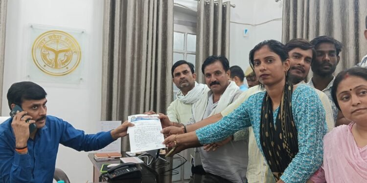 थाने में पत्रकार को पहले कोल्ड ड्रिंक पिलाई फिर की पिटाई