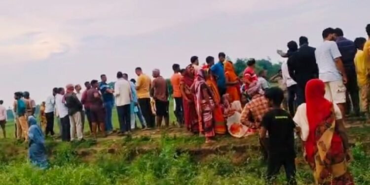 आकाशीय बिजली से तीन की मौत, आठ घायल