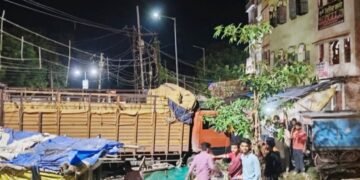 बेल्थरारोड रेलवे चौराहा पर बड़ा हादसा टला, दुकानों में घुसा ट्रक