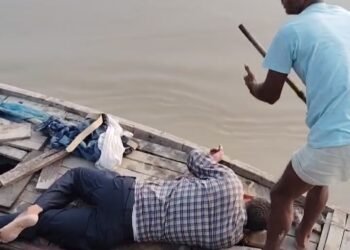 युवक ने लगाई सरयू में छलांग, मल्लाहों ने बचाई जान