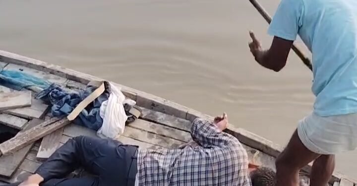 युवक ने लगाई सरयू में छलांग, मल्लाहों ने बचाई जान