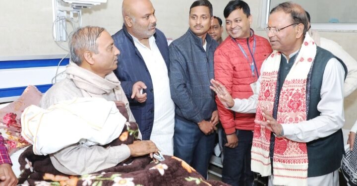 जिलाध्यक्ष भुल्लन वर्मा का हाल जानने केजीएमयू पहुँचे पंकज चौधरी