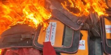 “शिक्षा का अधिकार’ लिखे बैग जलाने से मचा हड़कंप