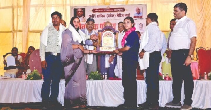 टॉपर बेटियों को सरदार पटेल बौद्धिक मंच ने सम्मानित किया