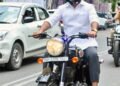 राज्यमंत्री दानिश आज़ाद अंसारी ने सरकारी आवास से सचिवालय तक का सफर बाइक से किया