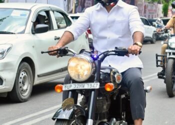 राज्यमंत्री दानिश आज़ाद अंसारी ने सरकारी आवास से सचिवालय तक का सफर बाइक से किया