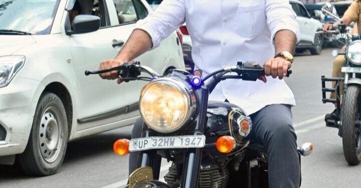 राज्यमंत्री दानिश आज़ाद अंसारी ने सरकारी आवास से सचिवालय तक का सफर बाइक से किया