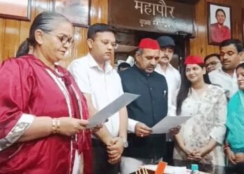 झुका नगर निगम, सपा पार्षद को दिलाई शपथ