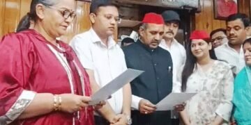 झुका नगर निगम, सपा पार्षद को दिलाई शपथ