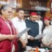 झुका नगर निगम, सपा पार्षद को दिलाई शपथ