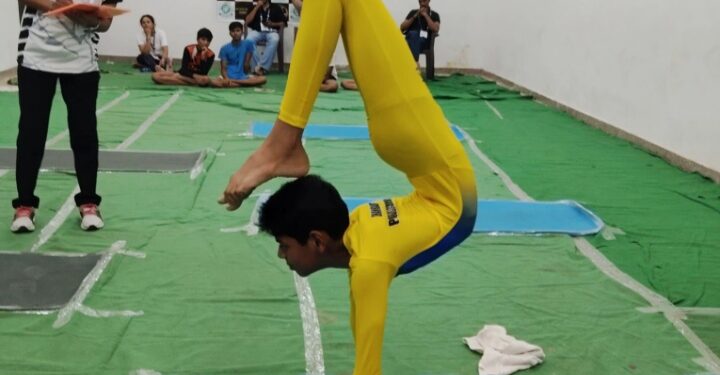 योगासन की कठिन मुद्राओं ने बांधा समां, प्रतिभागियों के संतुलन और लय ने जीता दिल