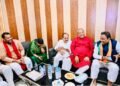 संजय निषाद की नाराजगी दूर करने निषाद पार्टी के दफ्तर पहुंचे विनोद तावड़े