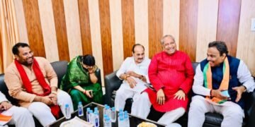 संजय निषाद की नाराजगी दूर करने निषाद पार्टी के दफ्तर पहुंचे विनोद तावड़े