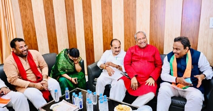संजय निषाद की नाराजगी दूर करने निषाद पार्टी के दफ्तर पहुंचे विनोद तावड़े
